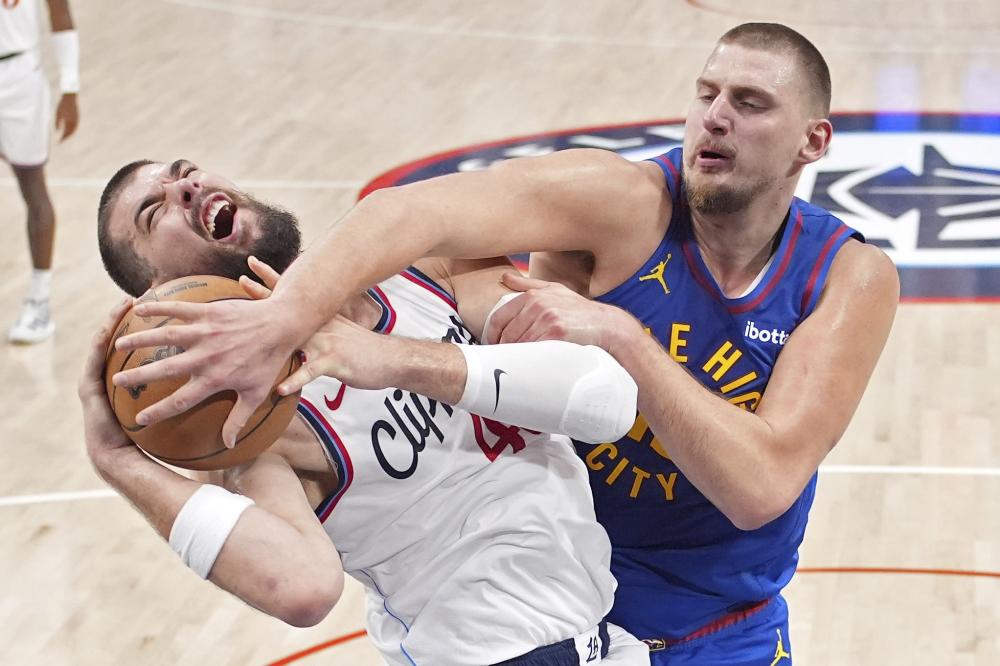 既是球场上 既是球场上